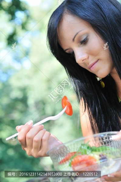 年輕婦女在戶(hù)外吃沙拉