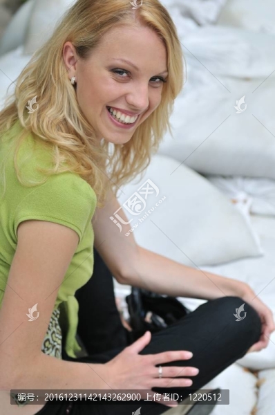 戶(hù)外微笑的年輕女性肖像