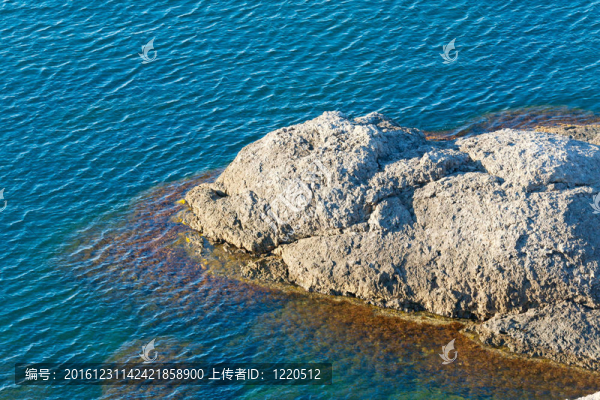 水面與石頭
