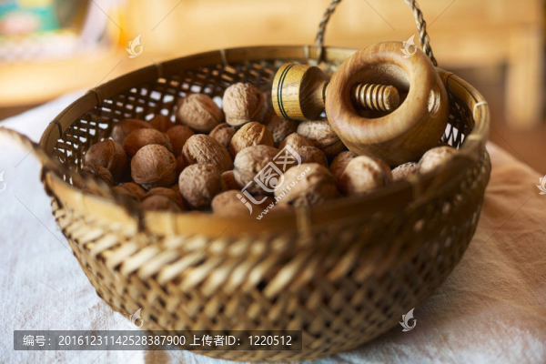 與胡桃夾子混合核桃碗