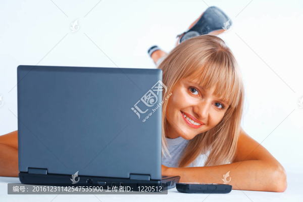 好奇的女人與筆記本電腦