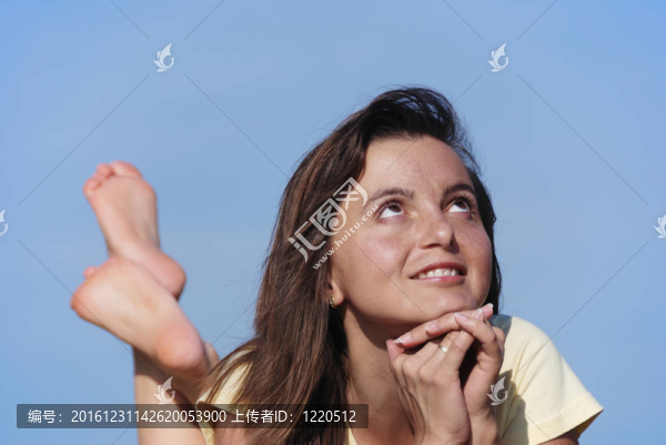 年輕微笑的女人躺在戶外