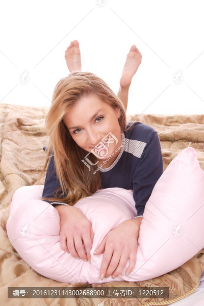 年輕快樂(lè)的微笑女人在床上