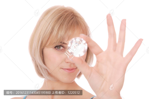 年輕女子與大鉆石白色