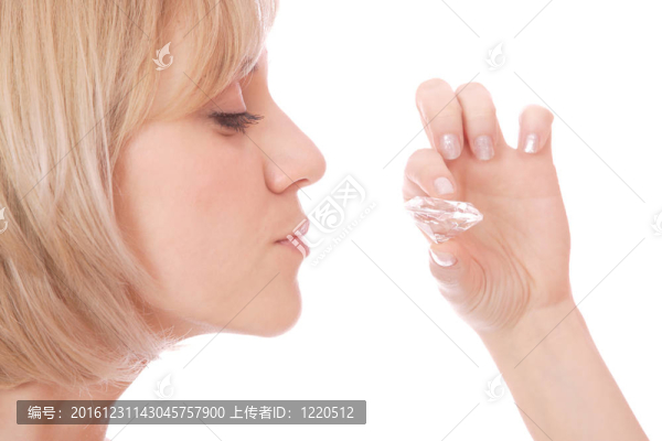 年輕女子與大鉆石白色