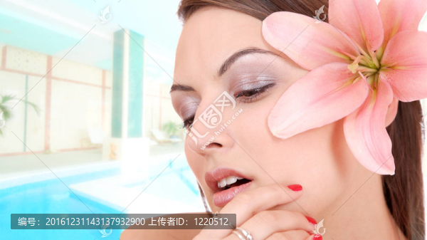 美女得到SPA治療