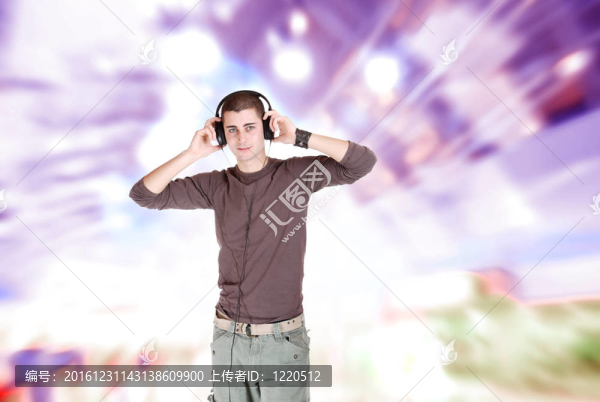 抽象背景的英俊男人