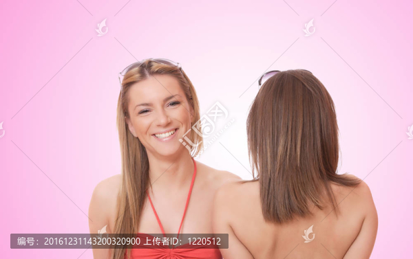 兩個白人背景的女孩