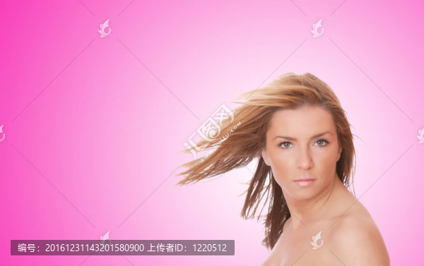 一個美麗的年輕女子吹著她的頭發(fā)