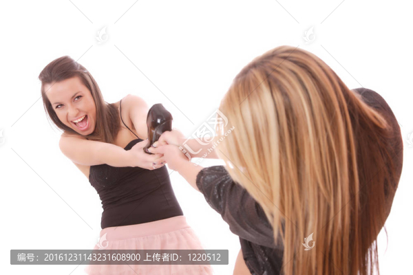 兩個年輕女人打架