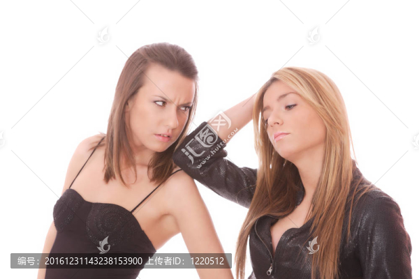 兩個年輕女人打架
