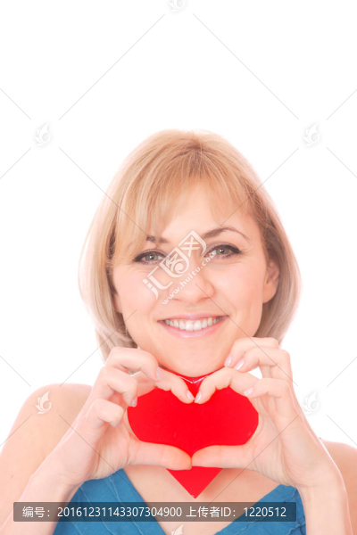 美麗而年輕的女人帶著一顆心