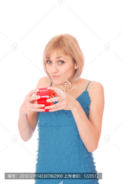 美麗而年輕的女人帶著一顆心