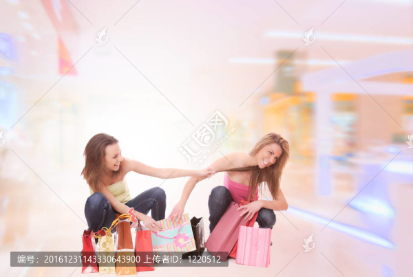 兩個(gè)快樂(lè)的年輕漂亮的女人