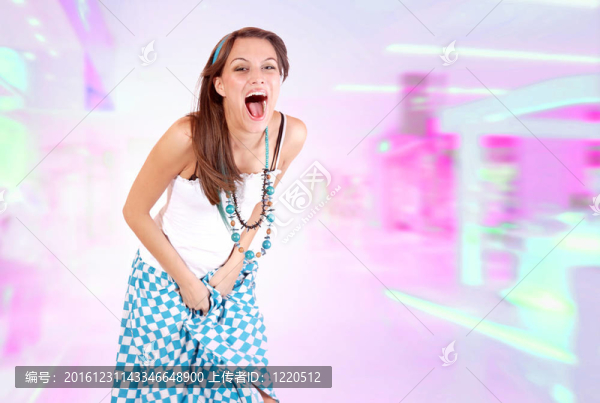 粉紅背景的年輕女人