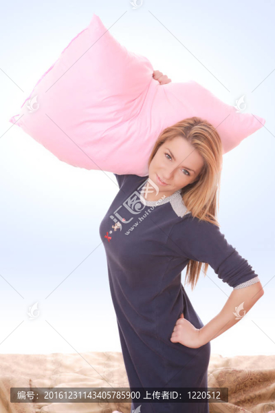 在床上打枕頭的女人