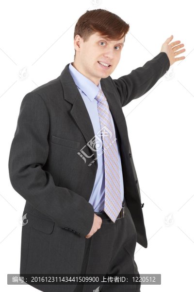 穿西裝的年輕人展示了他的手
