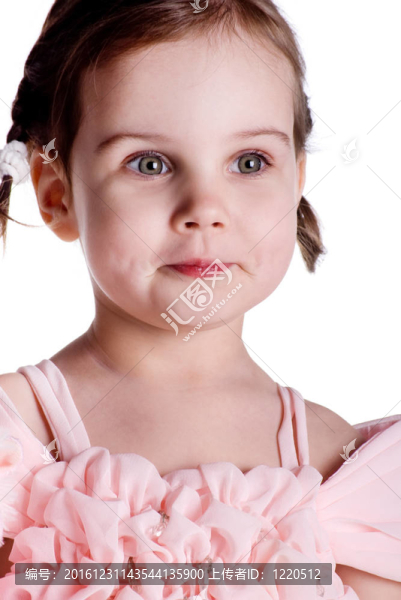 穿著粉色連衣裙的可愛小女孩