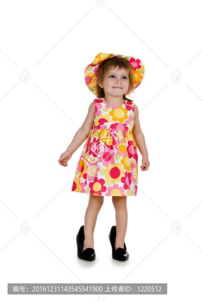 穿黑色大鞋子的小女孩