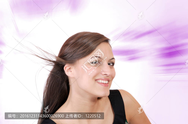 粉紅背景的年輕女人