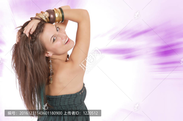 粉紅背景的年輕女人