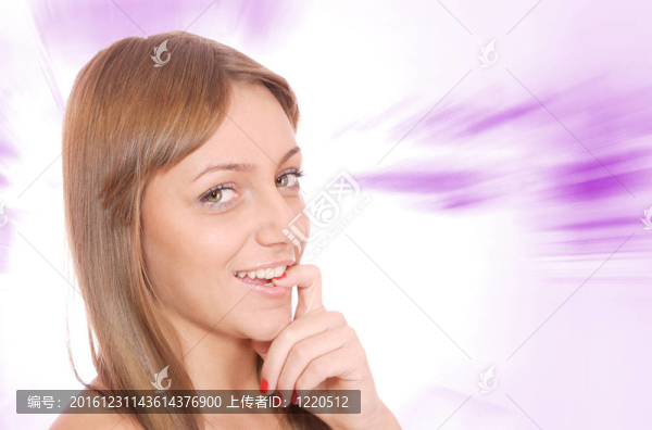 粉紅背景的年輕女人