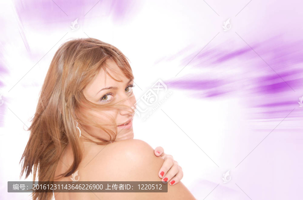 粉紅背景的年輕女人