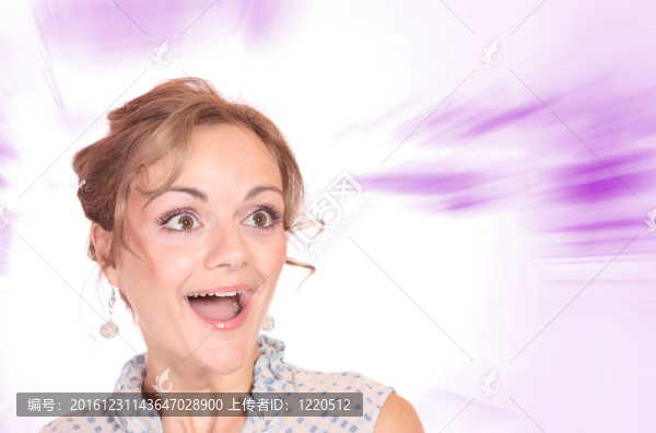 粉紅背景的年輕女人