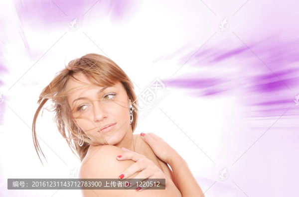 粉紅背景的年輕女人