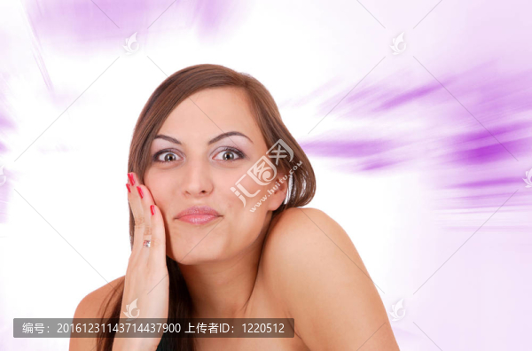 粉紅背景的年輕女人