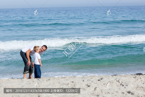 細(xì)心的父親在海邊和兒子說話