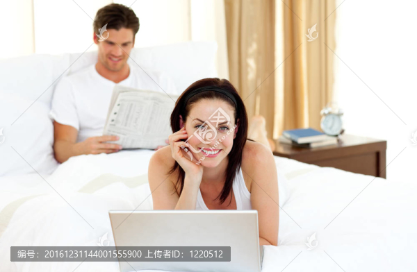 迷人的女人使用筆記本電腦