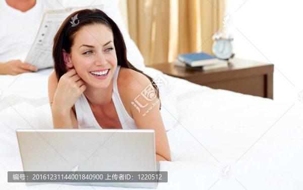 漂亮女人使用筆記本電腦