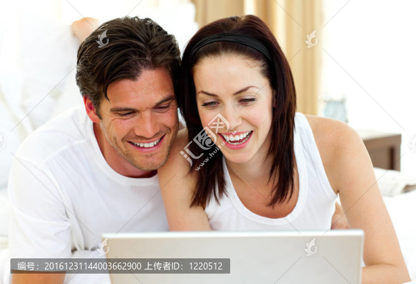 浪漫夫婦使用筆記本電腦