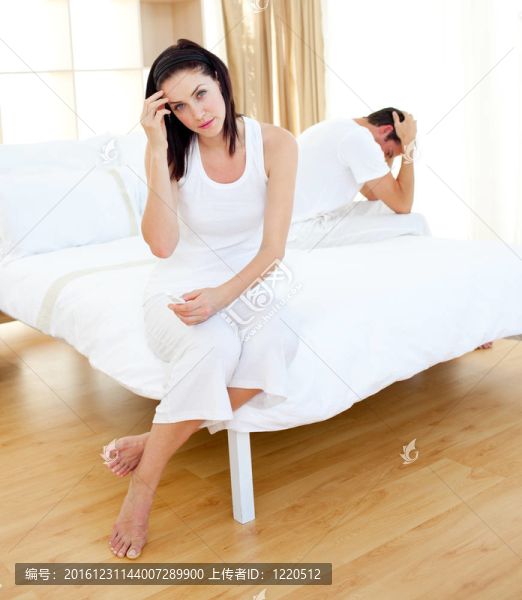 惆悵的夫婦發(fā)現(xiàn)妊娠試驗(yàn)結(jié)果