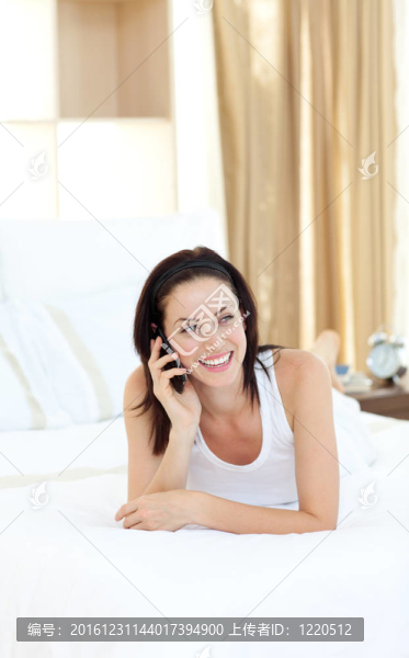 有魅力的女人在電話里說話