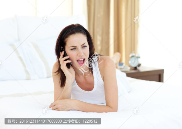 黑發(fā)女人講電話