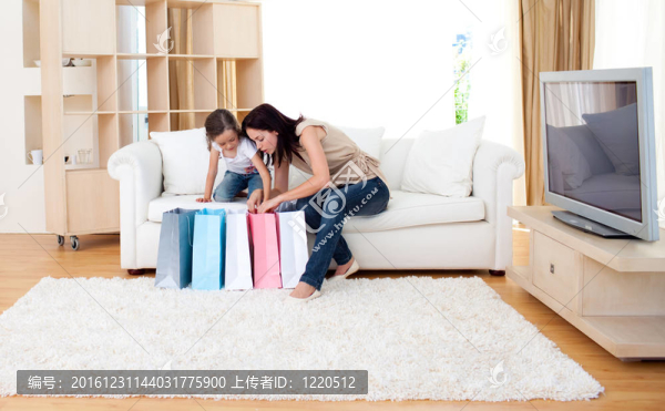 快樂媽媽和女兒購物后回家