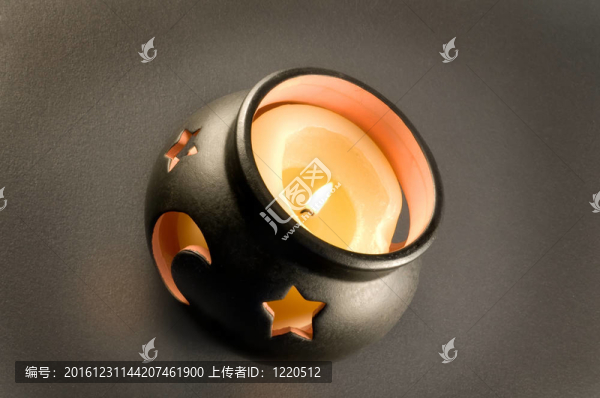 看著黑暗的中國充滿了燃燒的蠟燭火炬發(fā)光；熔蠟可以看出。切口的星星和月亮在黑色質(zhì)感的背景給容光煥發(fā)和幽