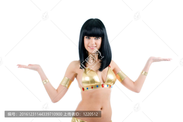 埃及風格肚皮舞的女人在黃。