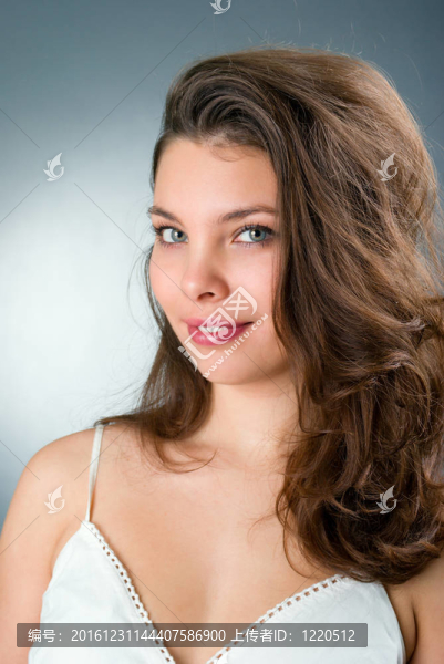 美女頭發(fā)的女人