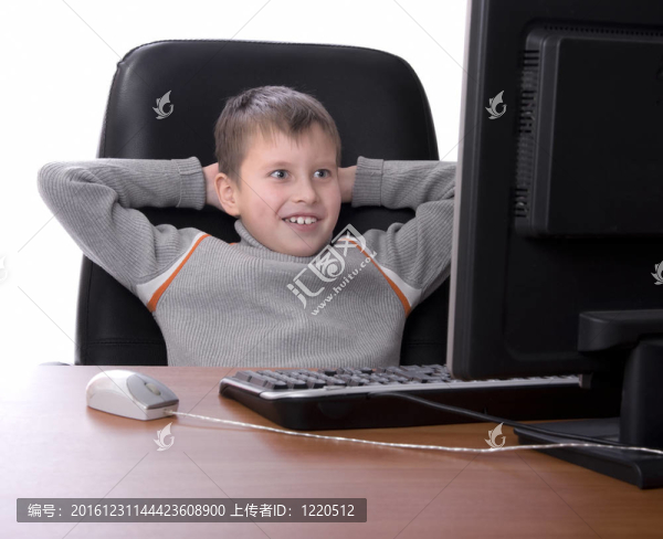 他的腳放在桌子上