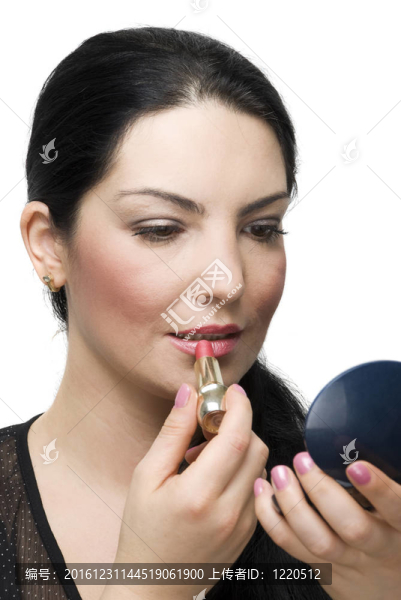 黑發(fā)女性用口紅在鏡子