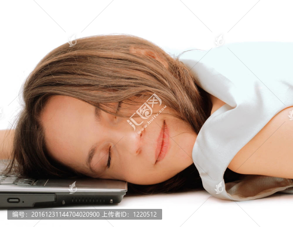 睡在筆記本電腦上的女人