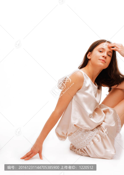 年輕體貼的女性坐在地板上