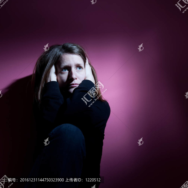患有嚴(yán)重抑郁癥的年輕婦女