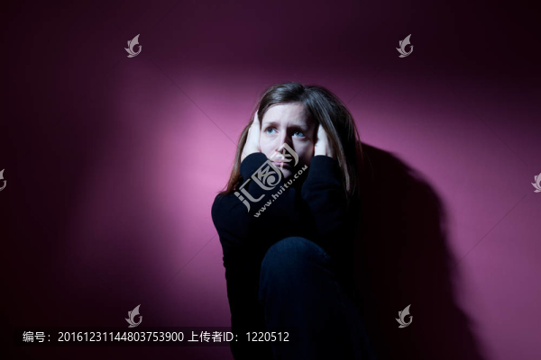 患有嚴(yán)重抑郁癥的年輕婦女