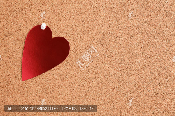 在軟木板紅色的心