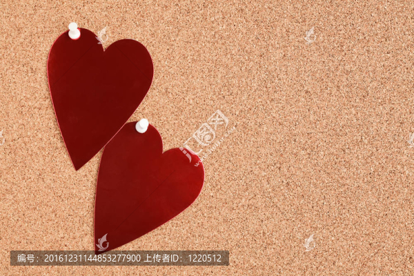 在軟木板紅色的心