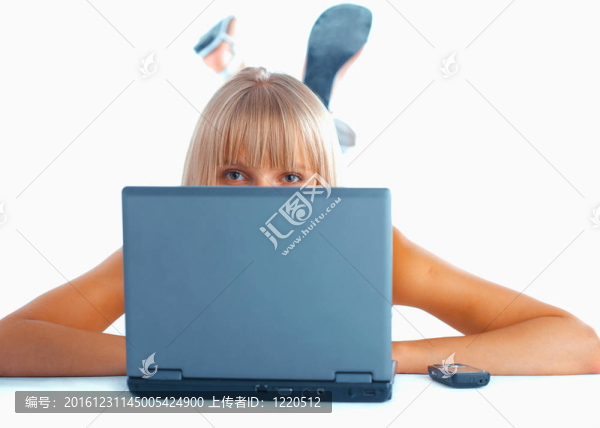 關閉一個女人與筆記本電腦